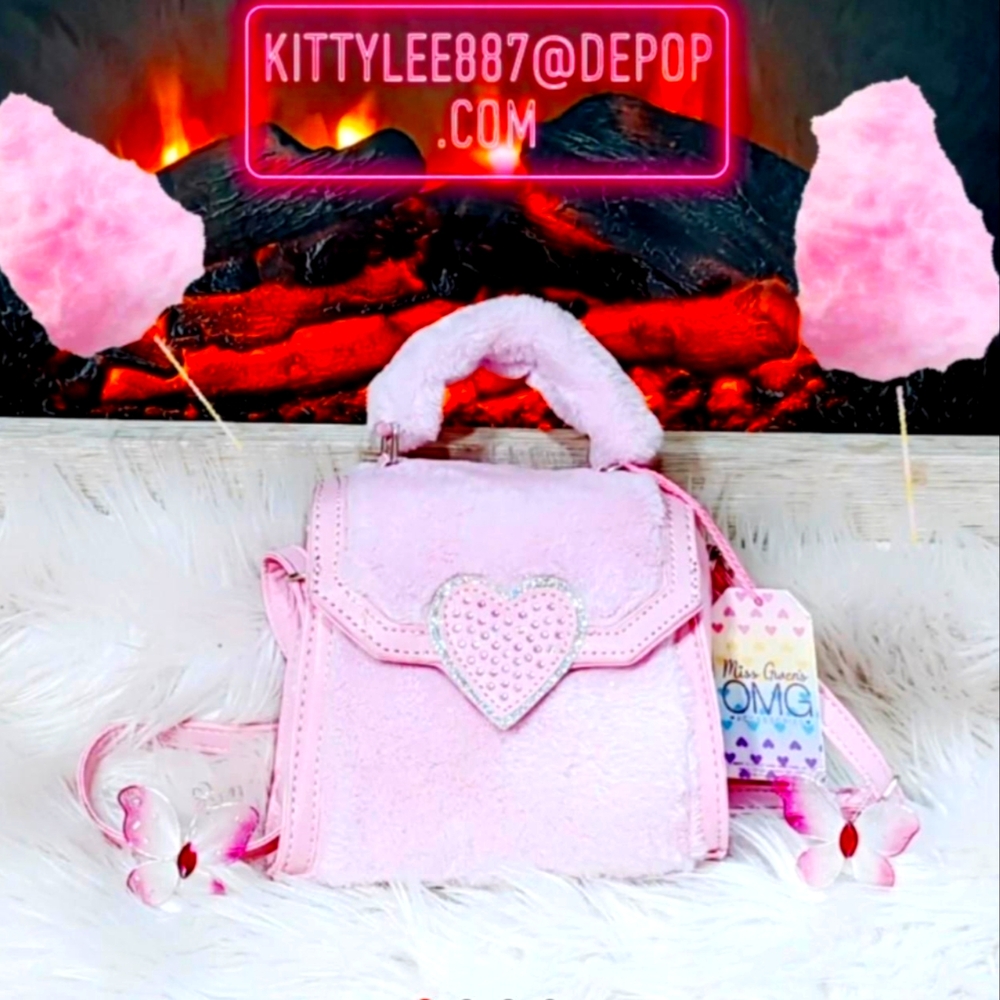🍭OMG Accessories Hearts cotton candy mini crossbody bag . Designed with a mixed